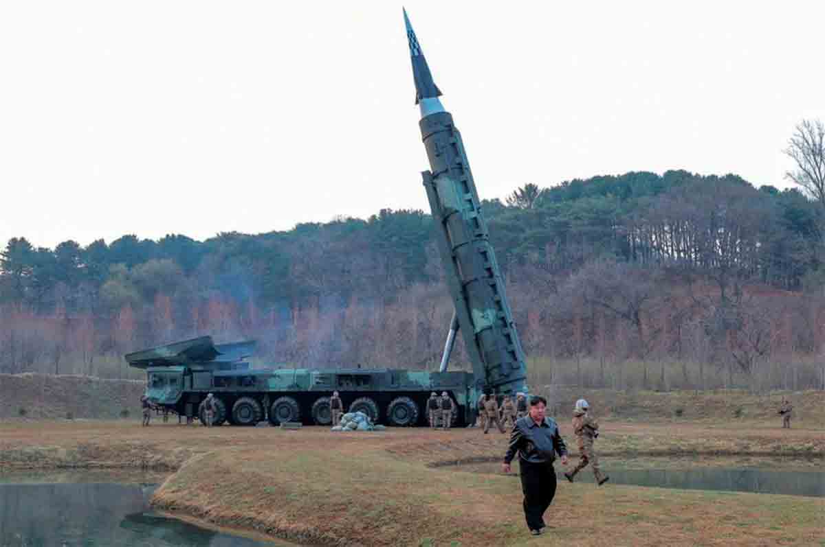 Missile hypersonique à portée intermédiaire. Hwasong-16B. Photo et vidéo : Twitter @MaimunkaNews