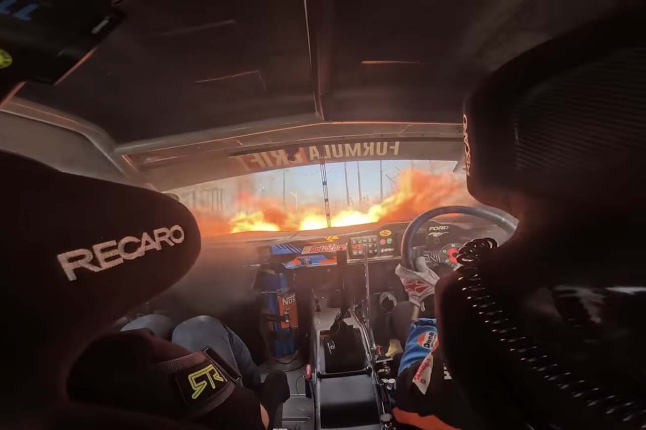 Video toont raceauto die vlam vat bij Formula Drift-evenement