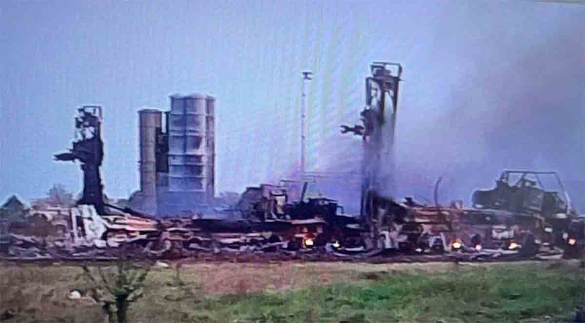 Ukrainan joukot tuhoavat Venäjän kehittyneimmän ilmatorjuntajärjestelmän Krimillä. Kuva: Twitterin toistaminen @visegrad24