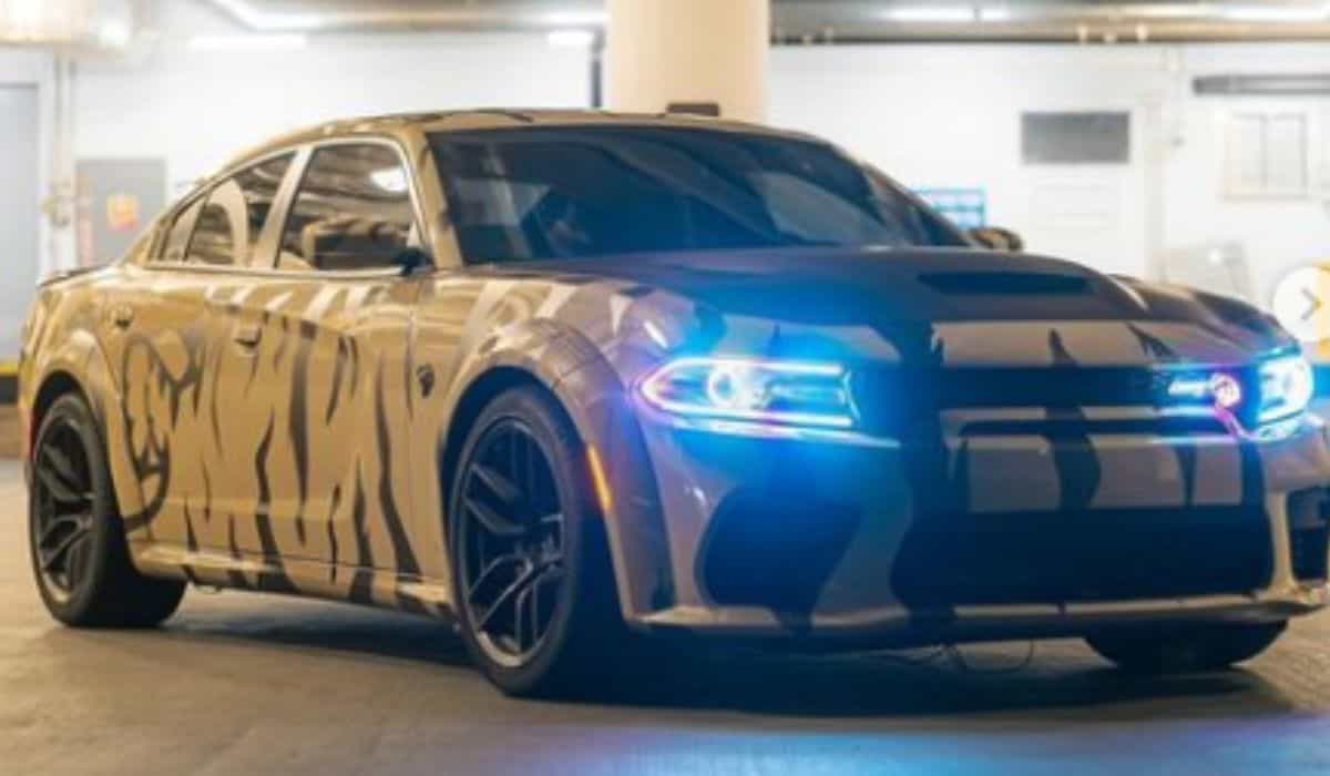 Motorista com Dodge Charger Hellcat modificado é detido pela polícia de Seattle