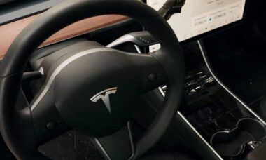 Elon Musk anuncia lançamento do 'robotaxi' da Tesla para este ano