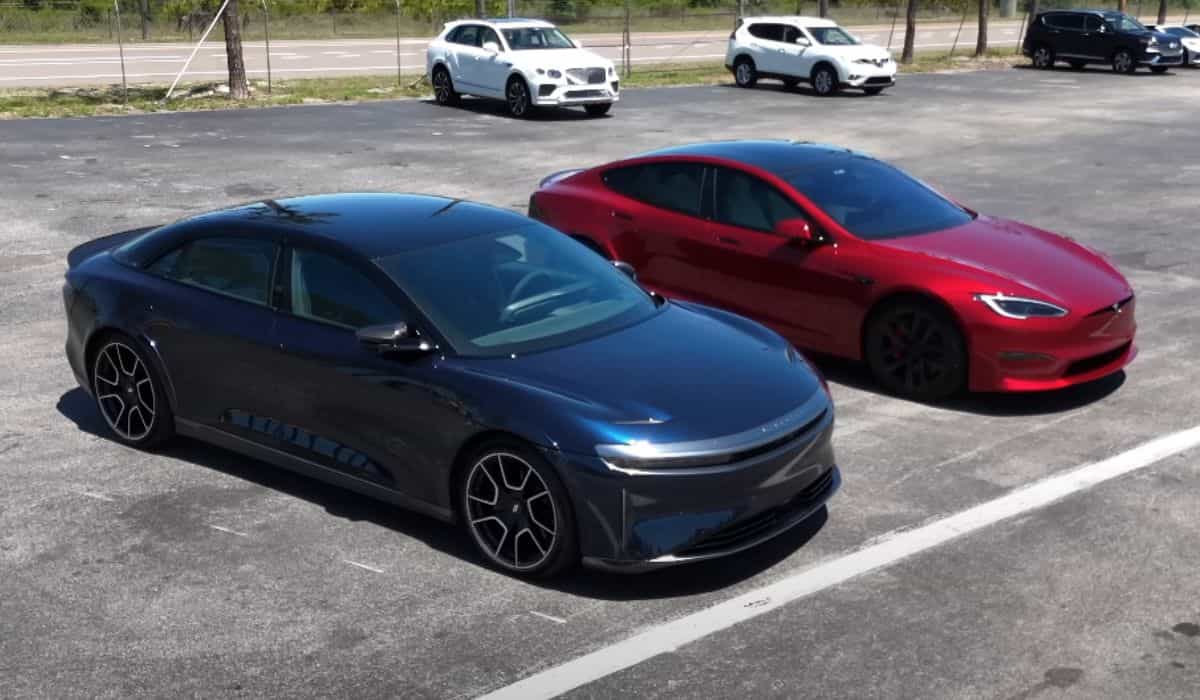 Modellen Lucid Air Sapphire en Tesla Model S Plaid tijdens snelheidstests. Foto: Reproductie YouTube @DragTimes