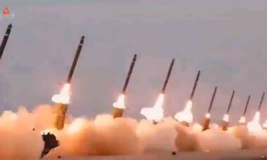 Vídeo: Coreia do Norte lança uma enxurrada de 18 mísseis KN-25