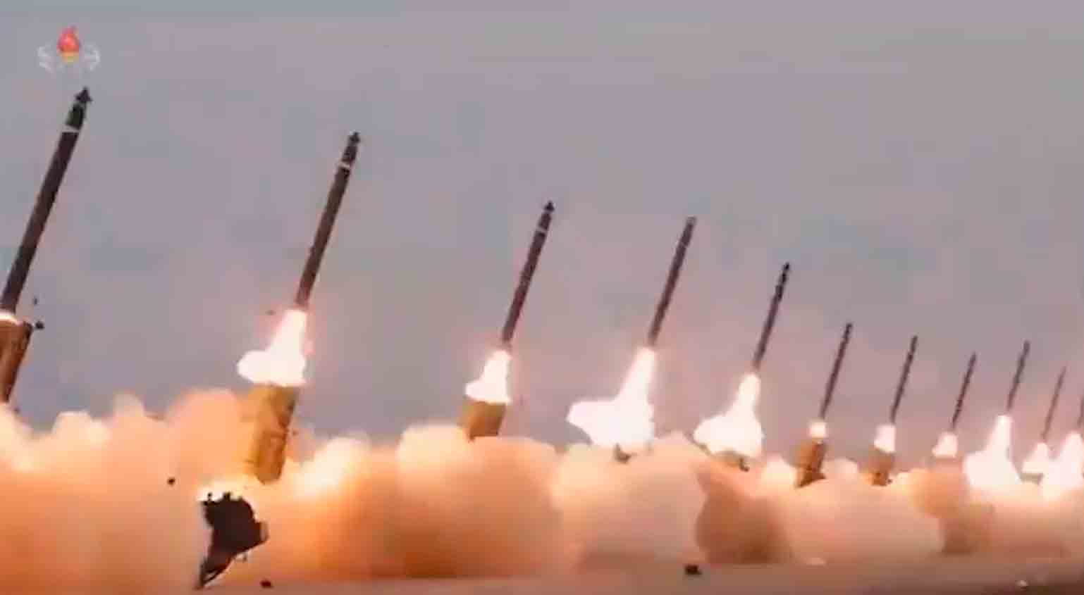 Wideo: Korea Północna odpala grad 18 rakiet KN-25