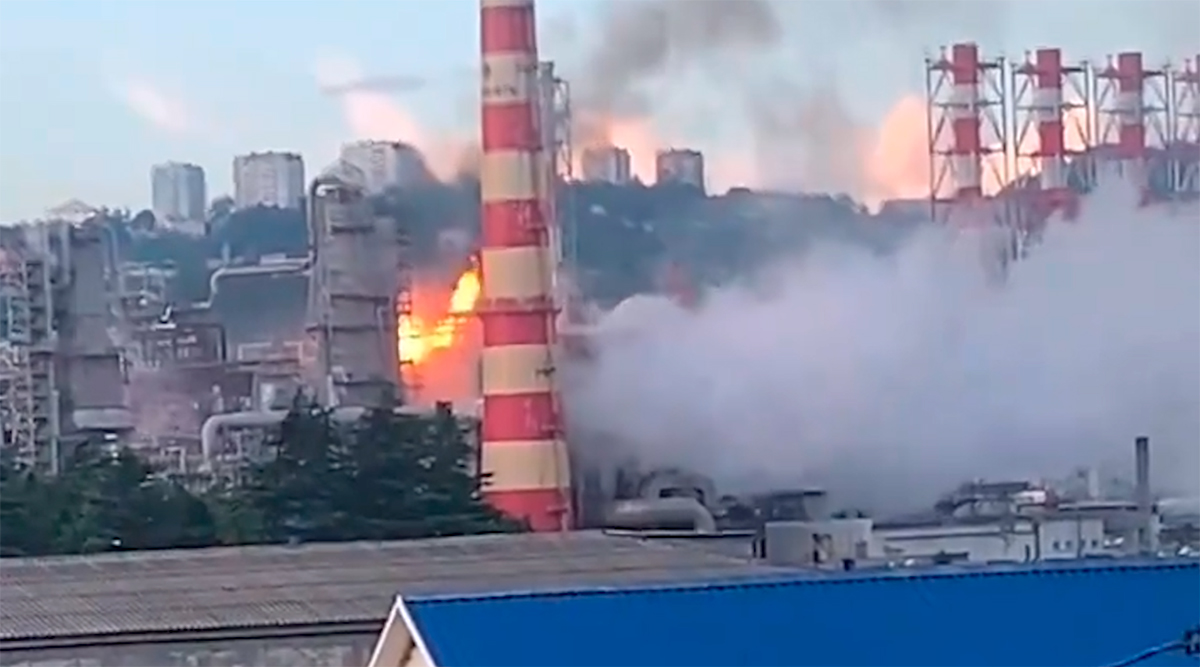 Dronehyökkäys osuu öljynjalostamoon Venäjällä. Kuva ja videot: Uudelleenjulkaisu Twitter @ukraine_map / Telegram/Astra