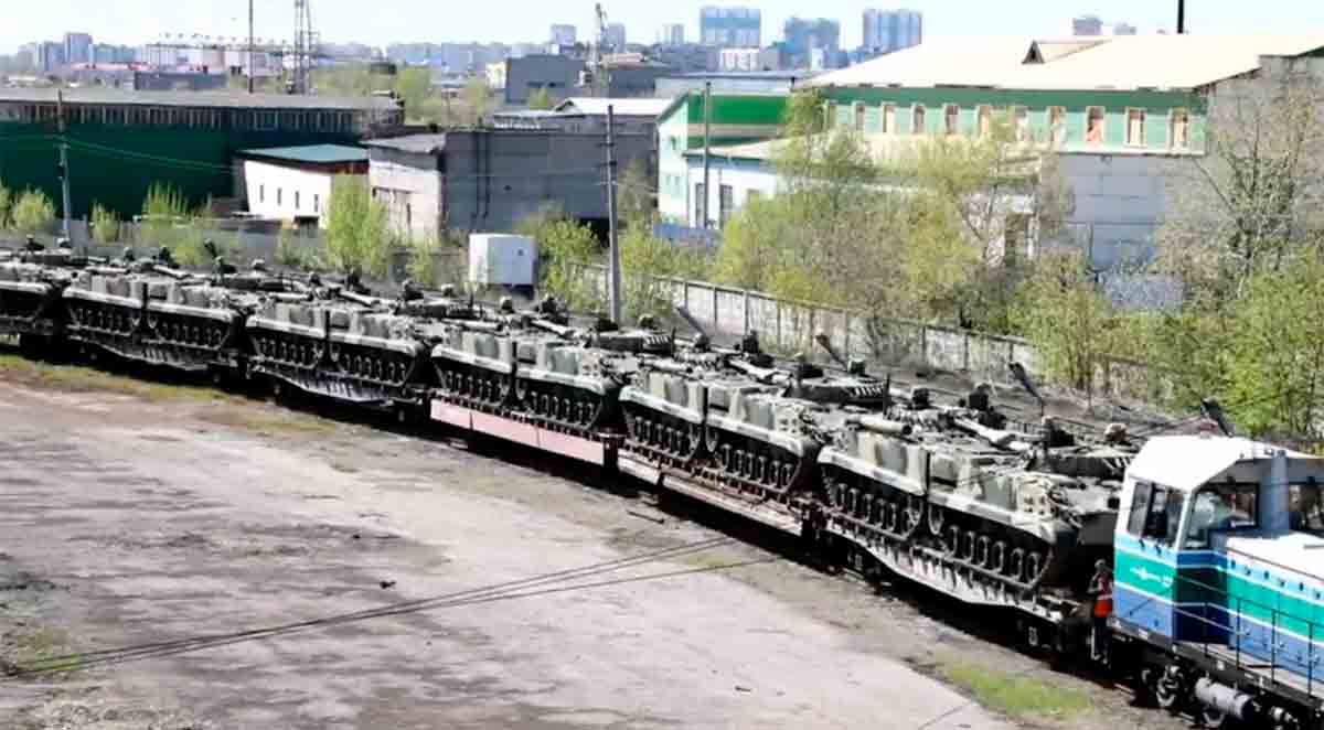 Vidéo : Les militaires russes reçoivent un nouveau lot de véhicules blindés BMP-3 et BMD-4M. Source et images : Telegram / rostecru
