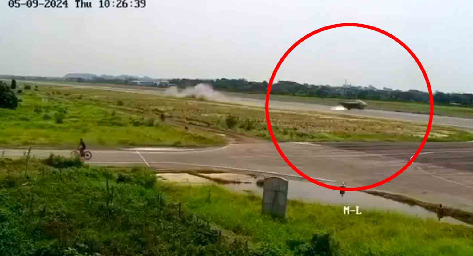 Video: Caccia Yak-130 della Forza Aerea del Bangladesh cade subito dopo un errore del pilota in una manovra rischiosa. Foto: Riproduzione Twitter @RealAirPower1