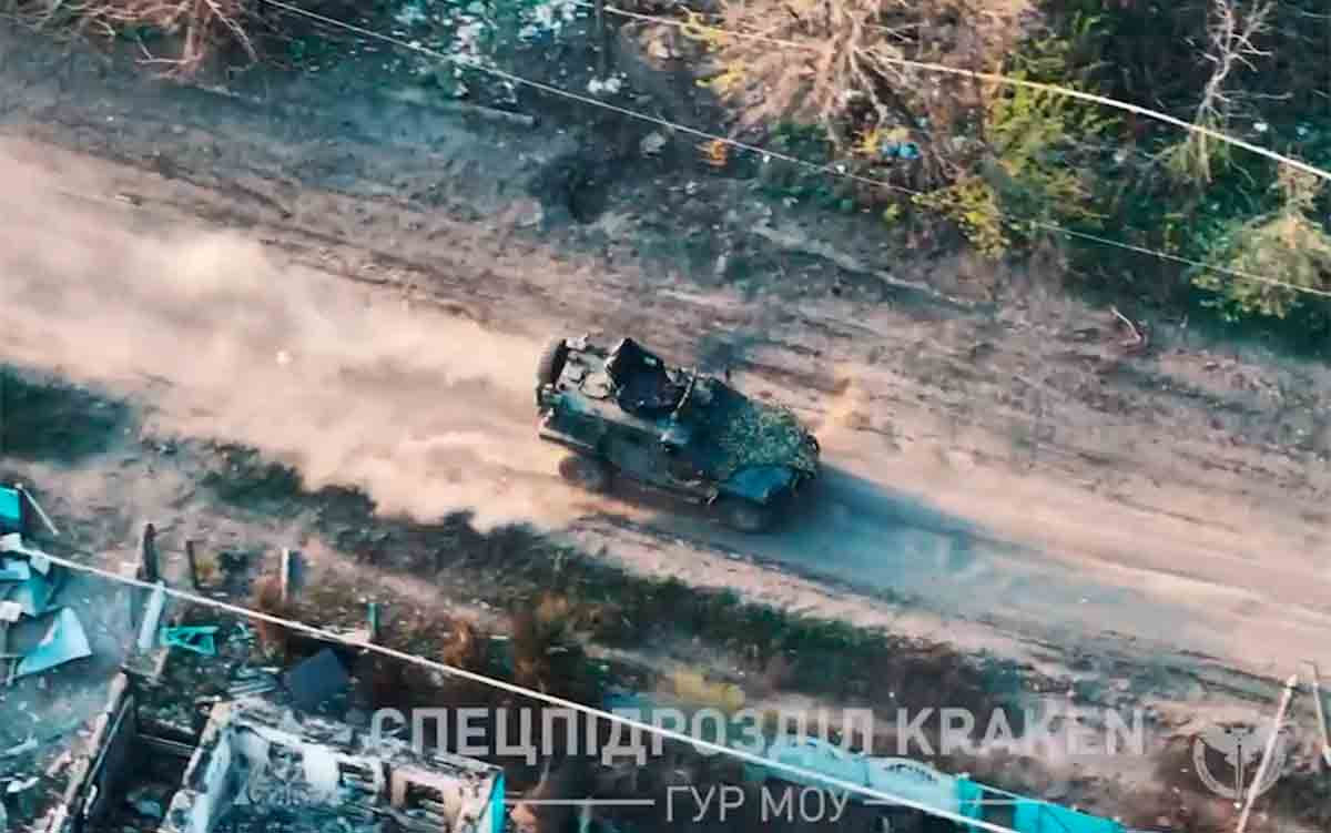Film pokazuje, jak kierowcy pracują podczas rosyjskiego bombardowania Chasiv Yar. Zdjęcie: Telegram t.me/kraken_kha 