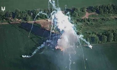 Drone kamikaze destrói lançador do sistema de defesa aérea Buk-M1. Foto e vídeo: Reprodução Telegram / ukr_sof