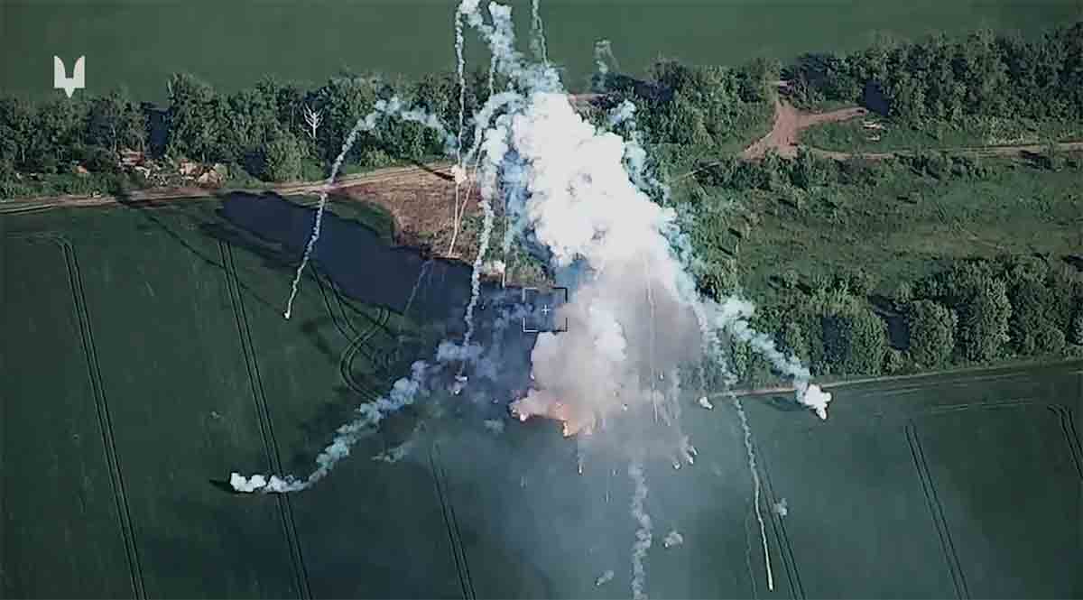Kamikaze-drone tuhoaa Buk-M1-ilmapuolustusjärjestelmän käynnistimen. Kuva ja video: Telegramin toisinto / ukr_sof