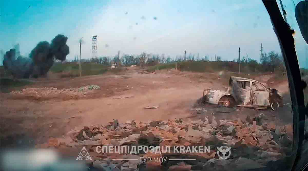 Film pokazuje, jak kierowcy pracują podczas rosyjskiego bombardowania Chasiv Yar. Zdjęcie: Telegram t.me/kraken_kha