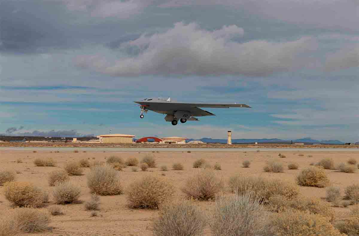 Nowe zdjęcia niewidzialnego bombowca B-21 w locie pojawiły się w sieci. Zdjęcia: Reprodukcja twitter @EdwardsAFB
