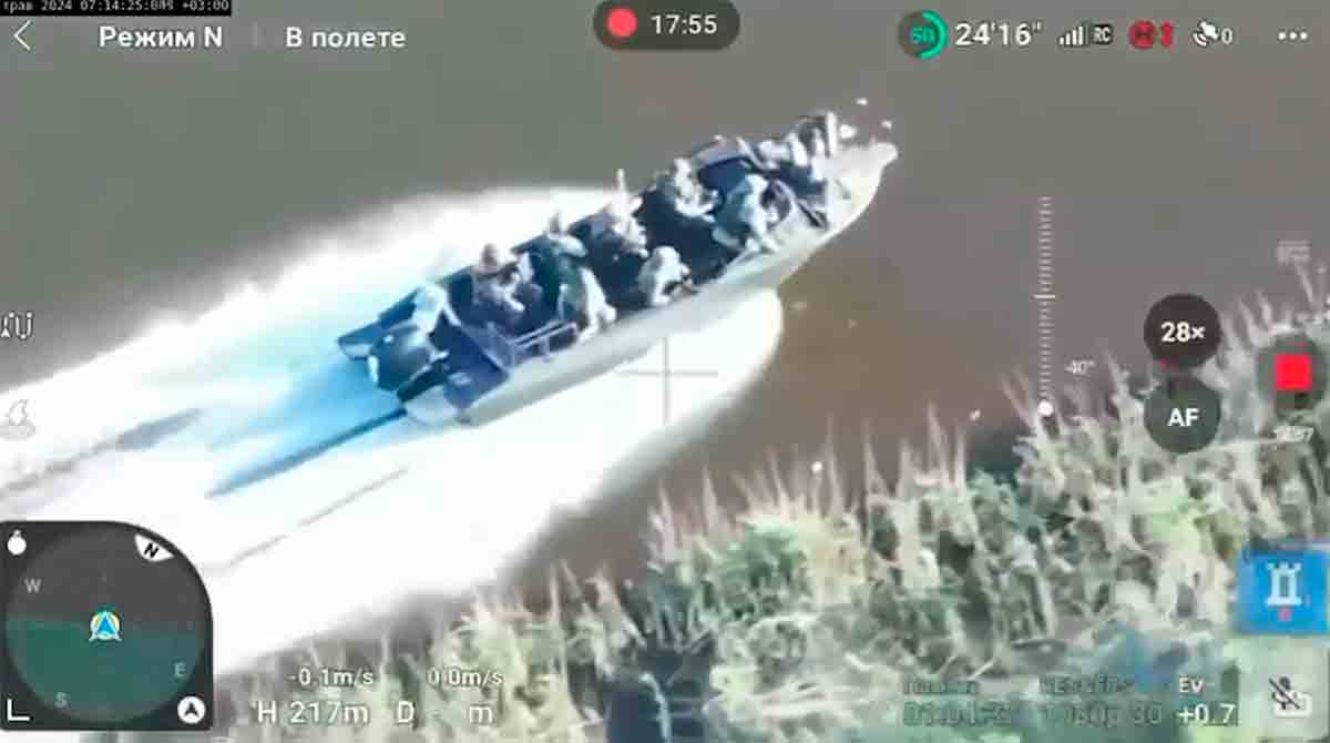 Ein russisches Boot mit Truppen wurde von einer Mine in der Region Cherson zerstört. Foto und Video: Telegram / war_home
