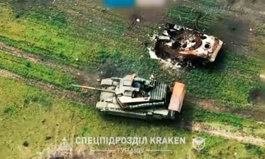 Vídeo: Forças da Ucrânia pararam um comboio de T-90 e BMD perto de Chasiv Yar. Foto e vídeo: Telegram t.me/kraken_kha