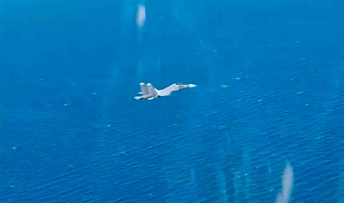 Video näyttää, kuinka Su-30SM-hävittäjät yrittävät tuhota meridroonit Mustallamerellä. Kuvat ja video: t.me/mod_russia_en.