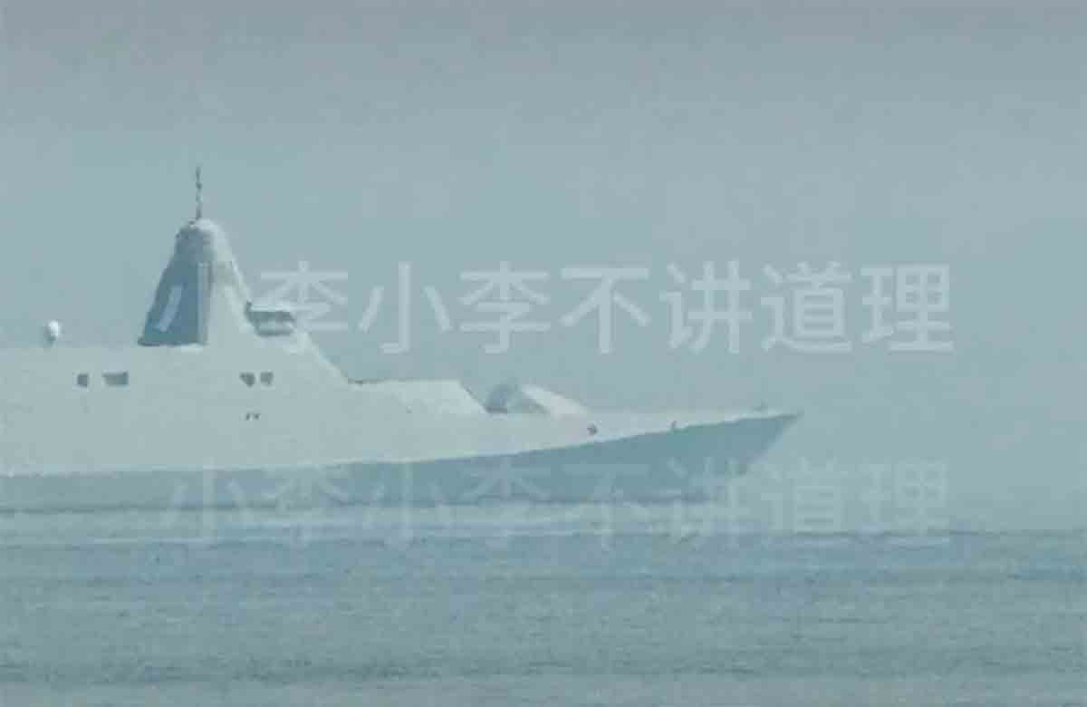 Kinesisk stealth-krigsskip, ukjent type, ble sett under sjøprøver. Foto: reproduksjon telegram / china3army