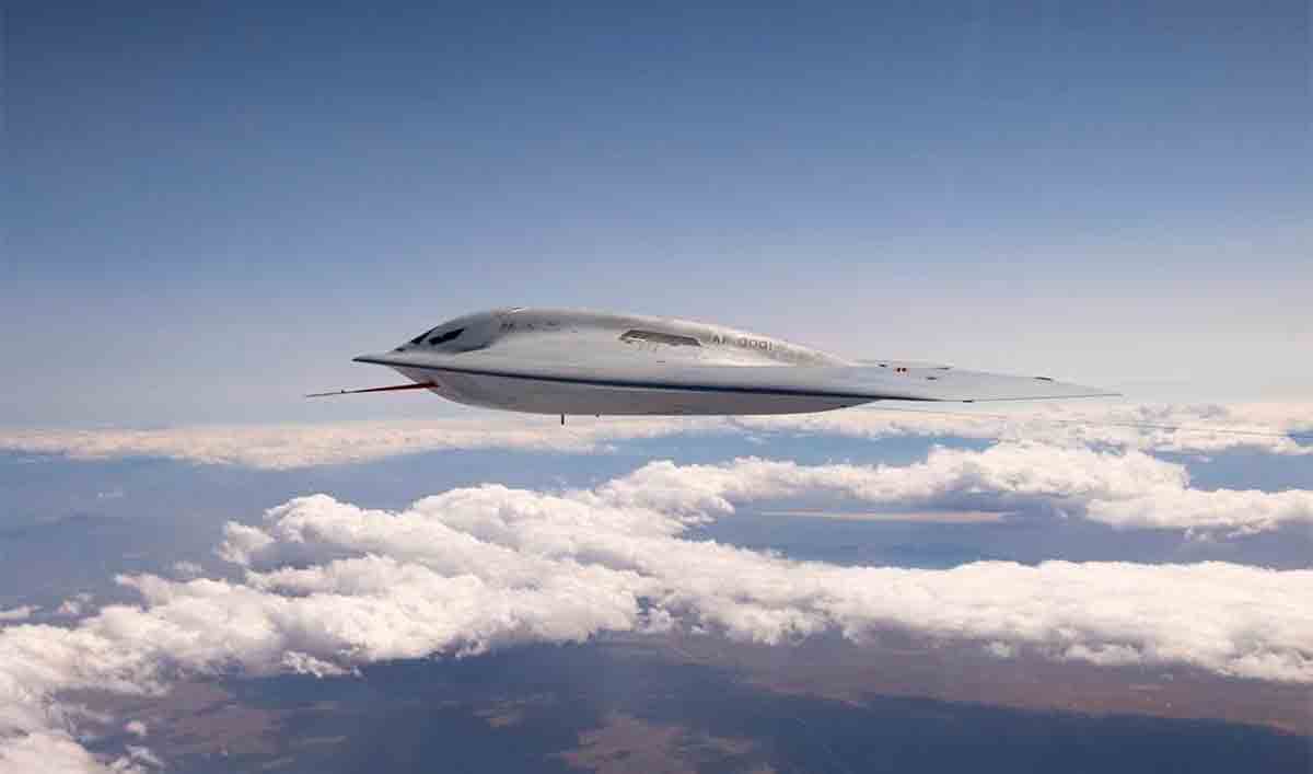 New images of stealth bomber B-21 in flight appear online. Photos: Reproduction Twitter @EdwardsAFB