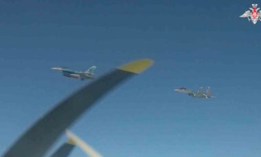 As imagens revelam que os bombardeiros foram escoltados por caças russos Su-35S e Su-30SM