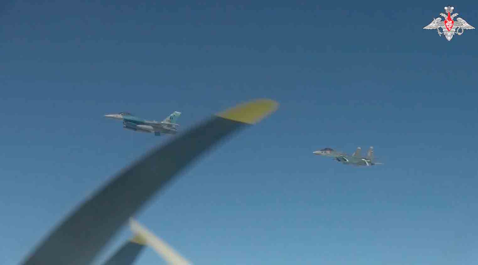 De beelden tonen dat de bommenwerpers werden geëscorteerd door Russische Su-35S en Su-30SM jagers