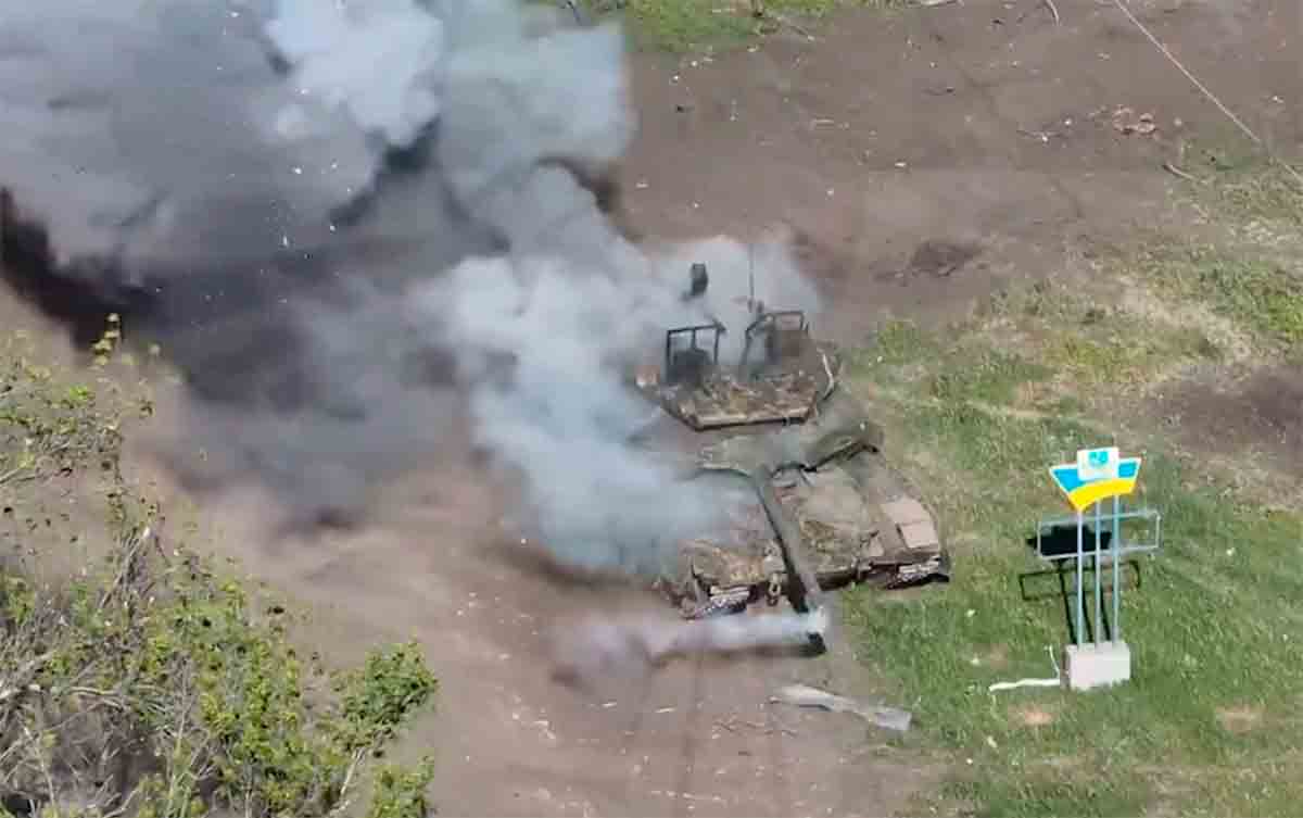 Video: Ukrainska soldater förstör den ryska stridsvagnen T-90M "Breakthrough". Källa och video: Twitter @front_ukrainian