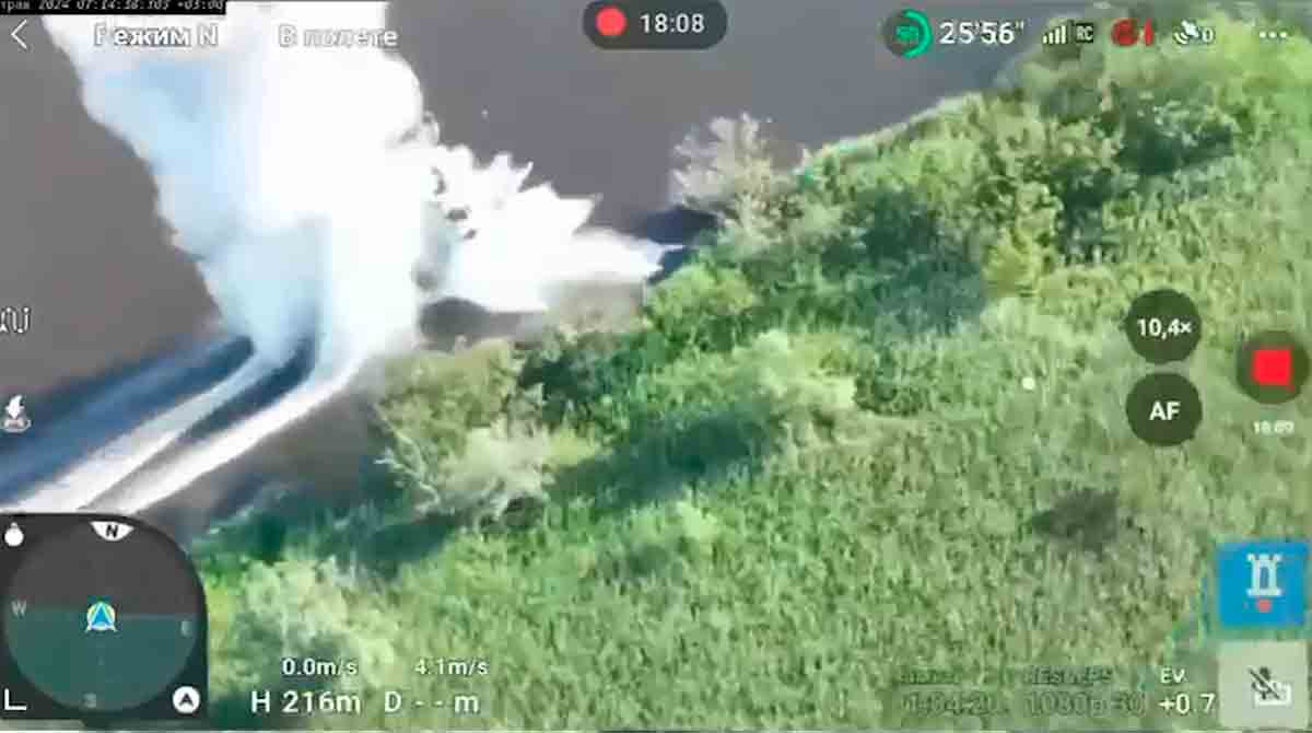 Venäläinen joukkojen kuljettama vene räjähti miinaan Khersonin alueella. Kuva ja video: Telegram / war_home