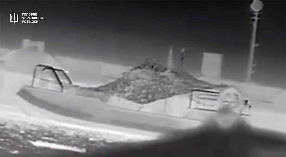 Námořní bojový dron Magura V5 ničí ruský člun na Krymu. Foto a video: Telegram / DIUkraine