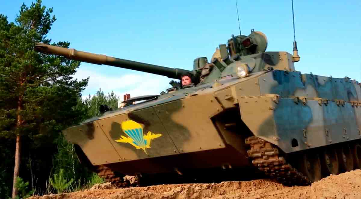 Video: I militari russi ricevono un nuovo lotto di veicoli corazzati BMP-3 e BMD-4M. Fonte e immagini: Telegram / rostecru