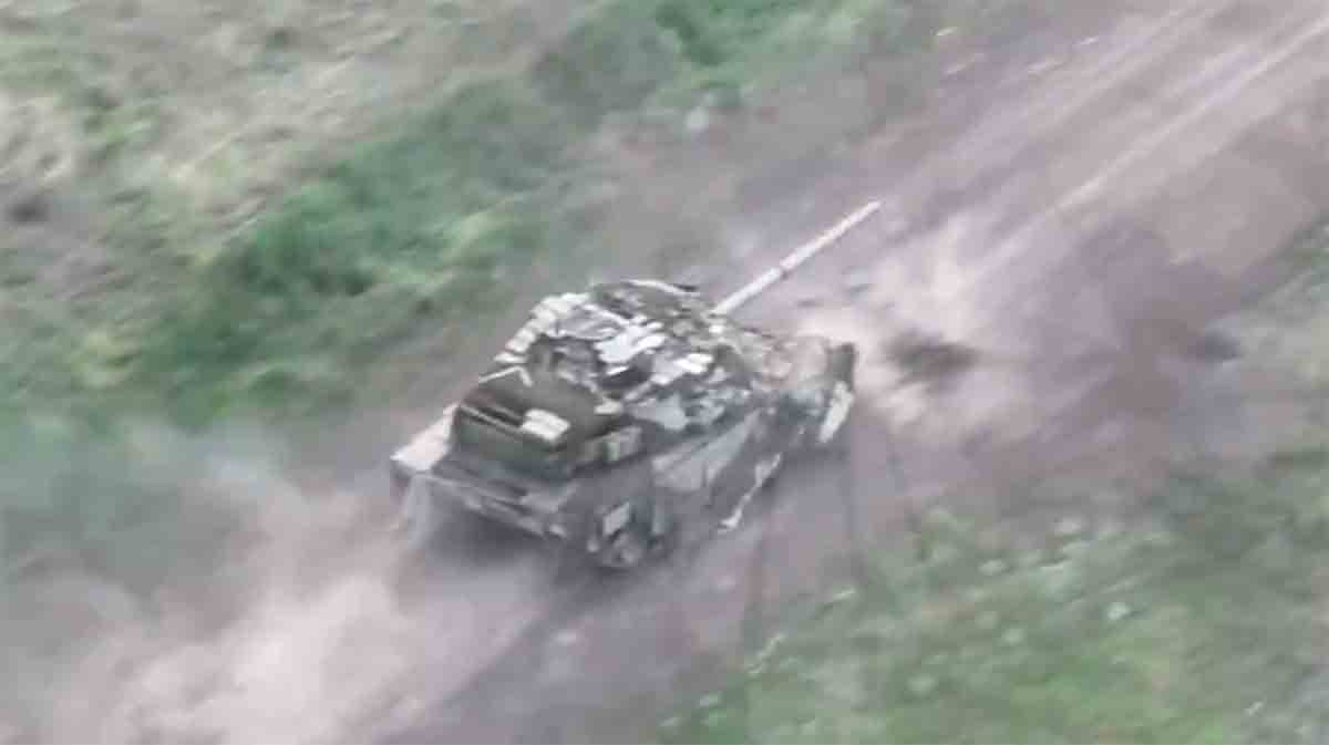 Vídeo: Soldados Ucranianos Destroem Tanque Russo T-90M "Breakthrough". Fonte e vídeo: Twitter @front_ukrainian