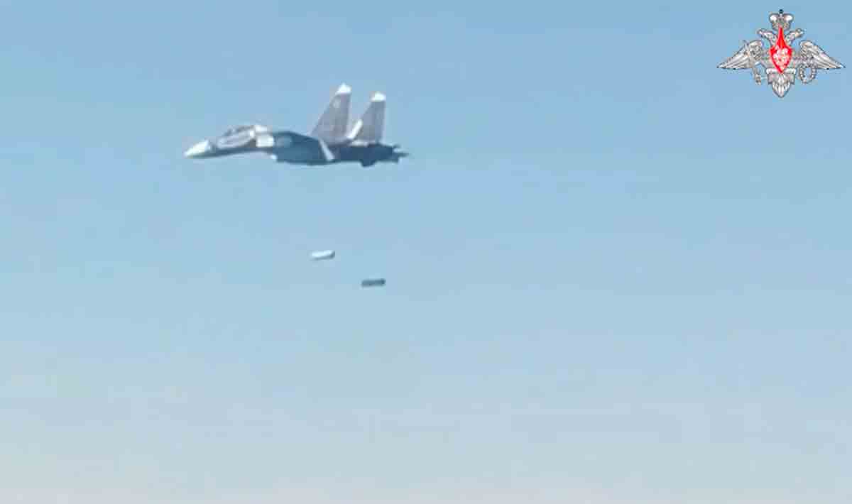 Video näyttää, kuinka Su-30SM-hävittäjät yrittävät tuhota meridroonit Mustallamerellä. Kuvat ja video: t.me/mod_russia_en.
