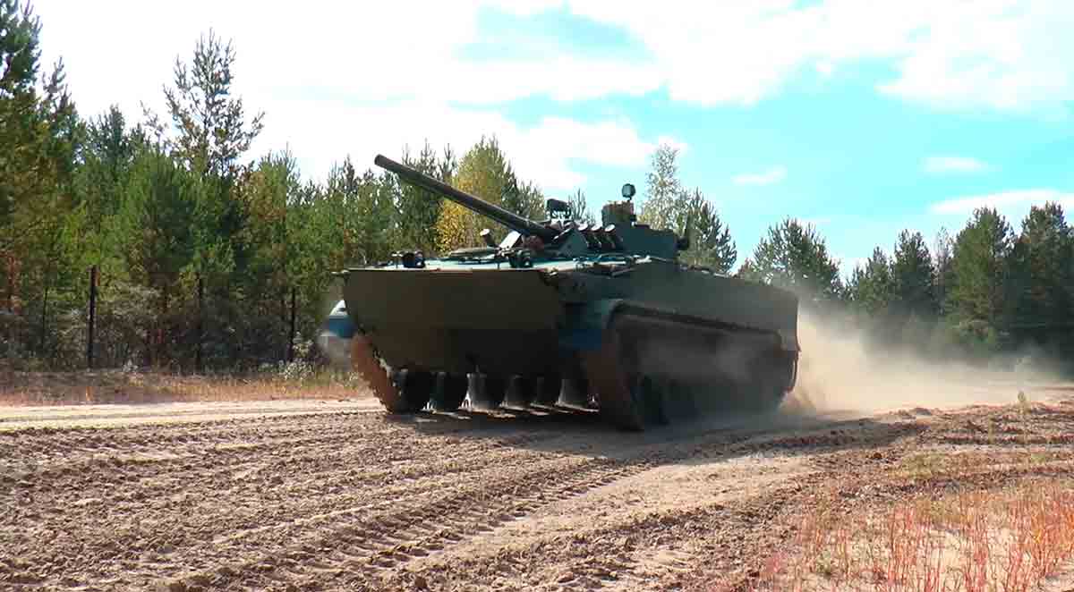 Video: Russiske militære modtager ny sending af BMP-3 og BMD-4M pansrede køretøjer. Kilde og billeder: Telegram / rostecru