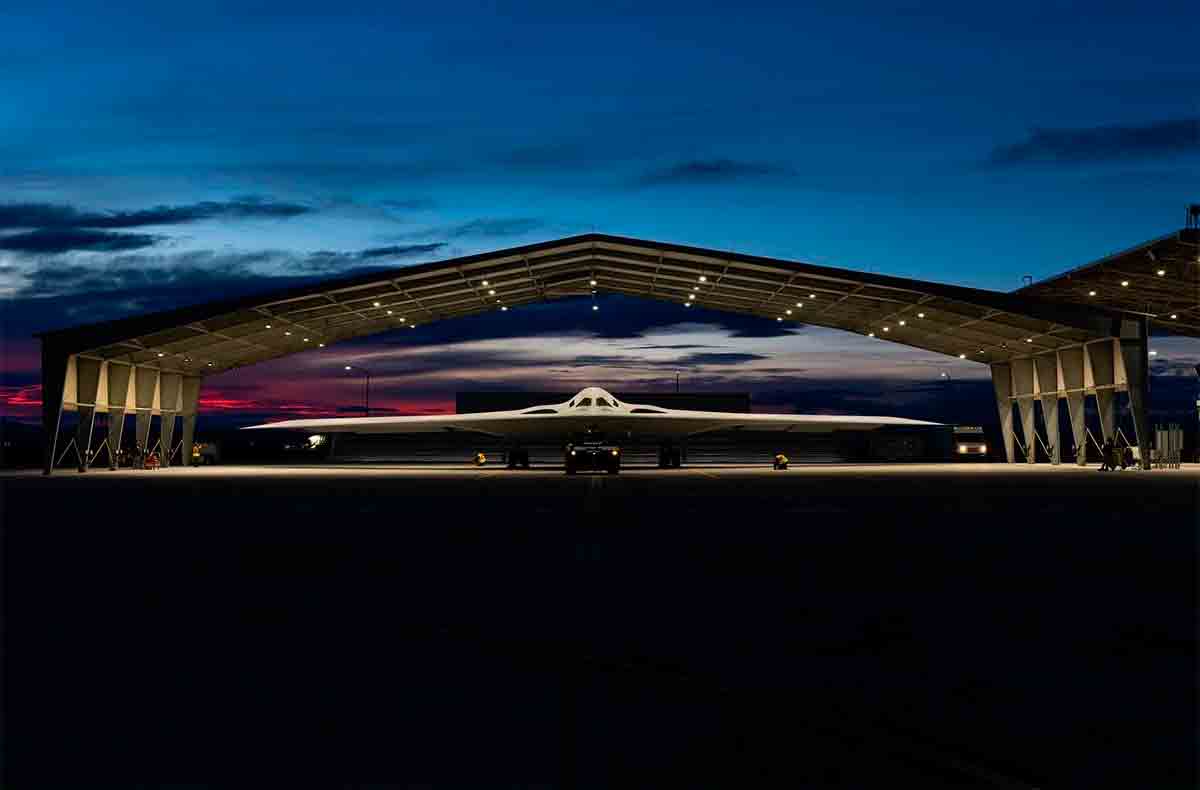 Nye billeder af B-21 stealth-bombefly i luften dukker op på sociale medier. Fotos: Twitter @EdwardsAFB