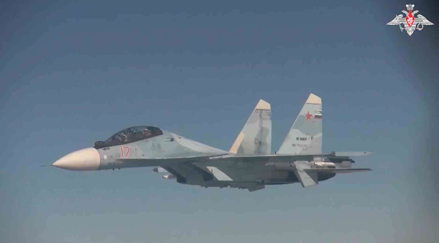 De beelden tonen dat de bommenwerpers werden geëscorteerd door Russische Su-35S en Su-30SM jagers