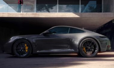 O icônico Porsche 911 ganha motor híbrido em nova geração