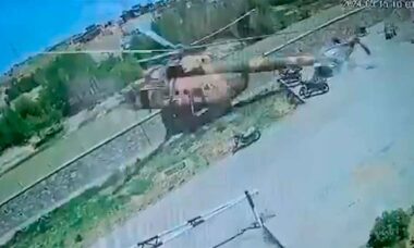 Vídeo mostra o momento da queda de um helicóptero militar no Afeganistão. Foto: Telegram anna_news