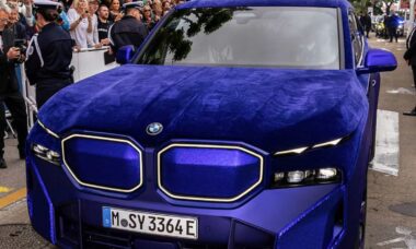 BMW revela modelo XM coberto de veludo roxo em parceria com Naomi Campbell