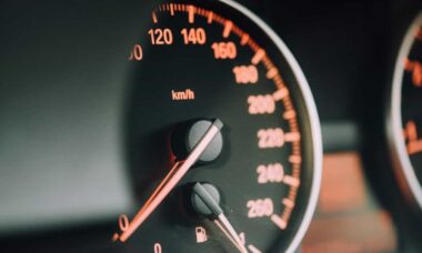 Senado da Califórnia aprova lei que exige que carros novos emitam alertas sonoros ao excederem os limites de velocidade