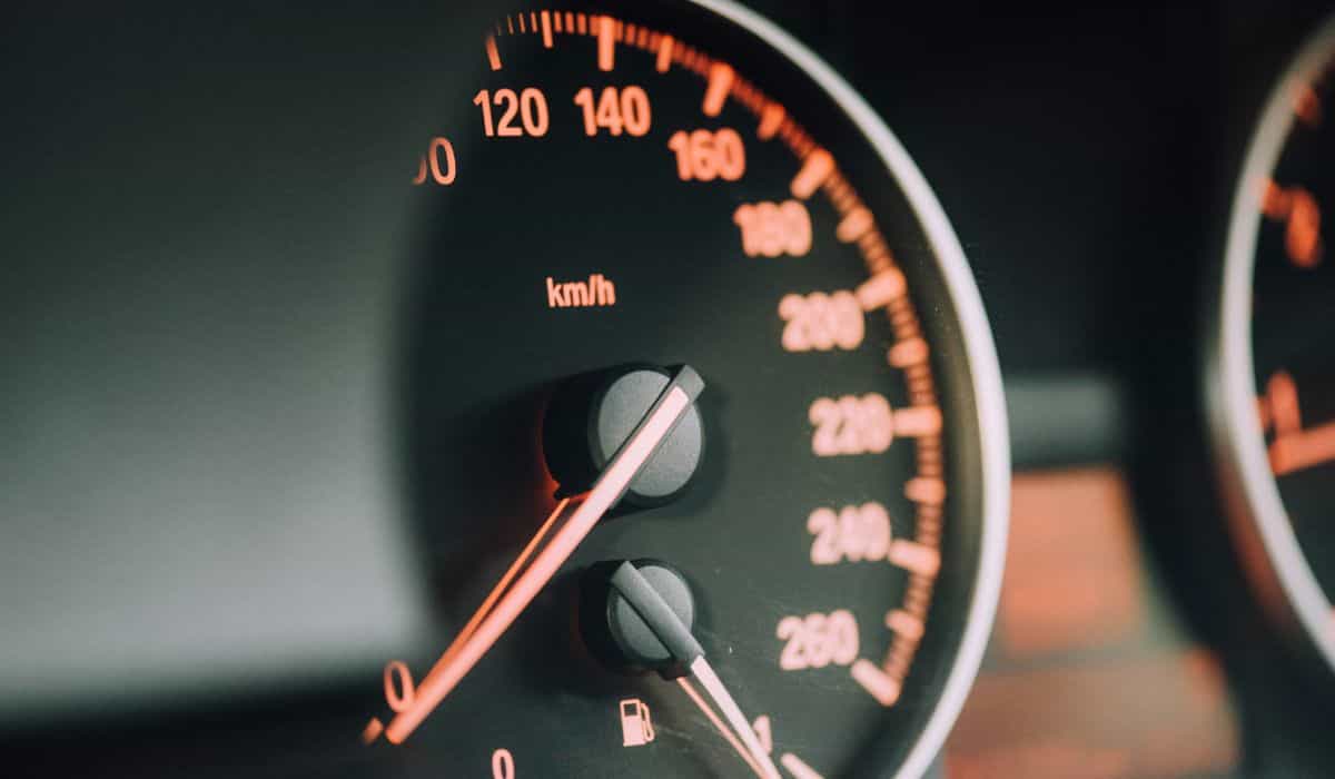 Californiens Senat godkender lov, der kræver, at nye biler udsender lydalarm, når de overskrider hastighedsgrænserne