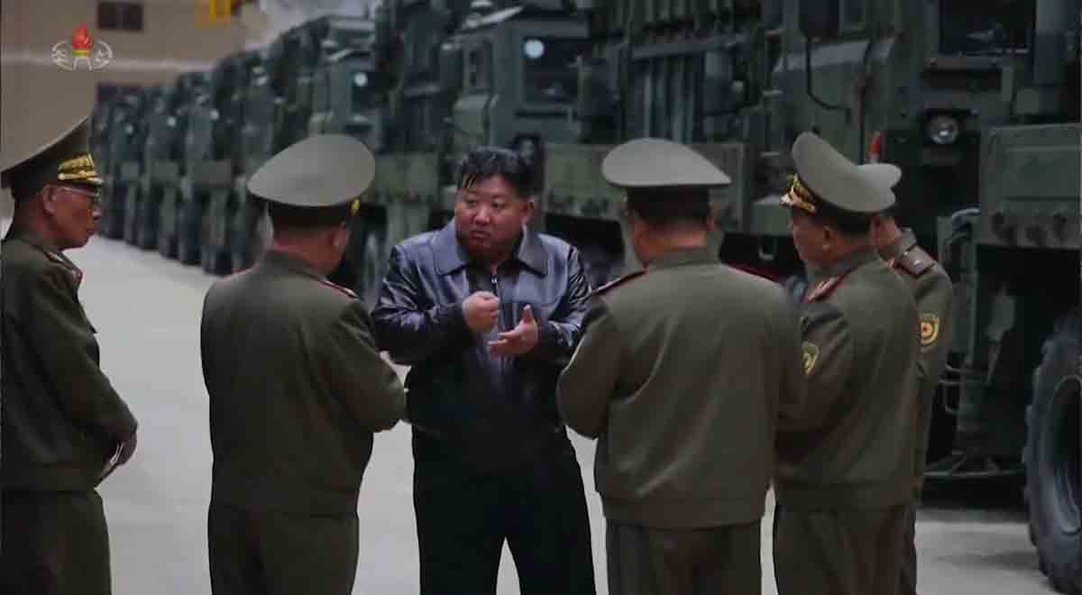 Vídeo: Kim Jong Un inspeciona hangar cheio de lançadores de mísseis balísticos enquanto se prepara para a guerra. Foto e vídeo: Twitter @nknewsorg