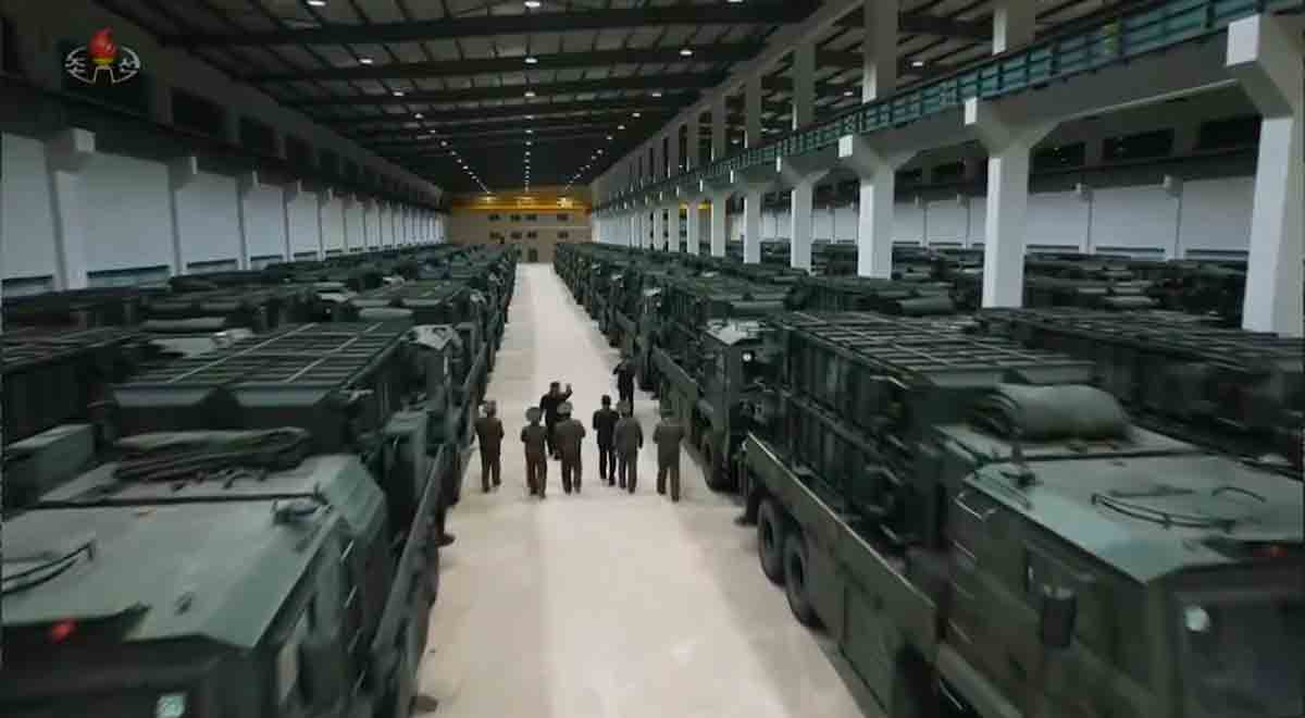 Wideo: Kim Dzong Un inspekcjonuje hangar pełen wyrzutni rakiet balistycznych, przygotowując się do wojny. Zdjęcie i wideo: Twitter @nknewsorg