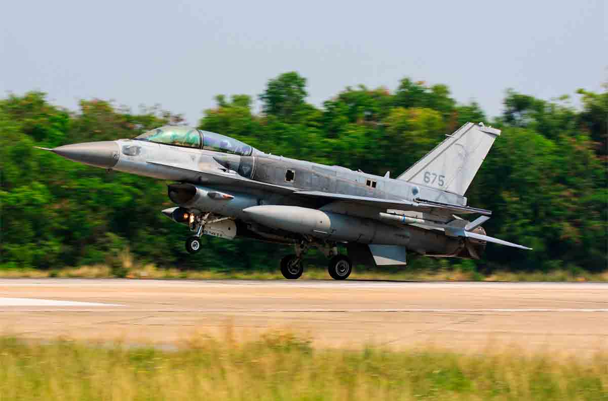 싱가포르 F-16 전투기가 Tengah 공군 기지에서 추락