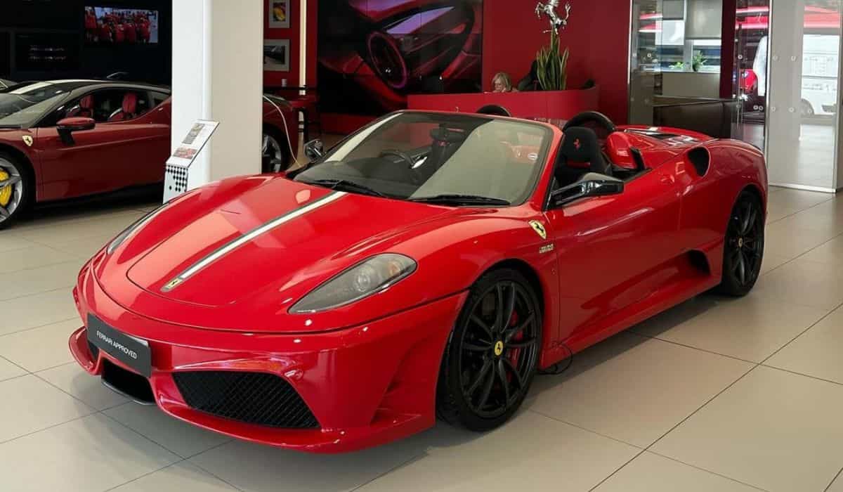 Ferrari rare et exclusive attire l'attention pour son intégration technologique d'Apple en usine