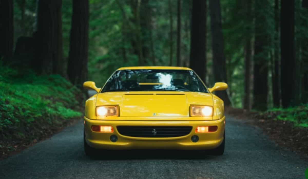 Video of the Classic Ferrari F355 Impresses with Powerful Engine Sound