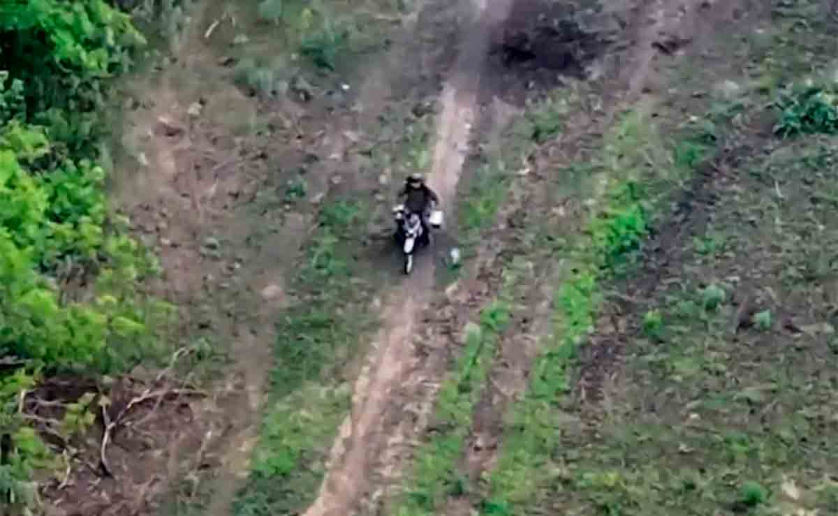 Video: Drooni iskee venäläiseen 'taistelumoottoripyöräilijään'. Kuva ja video: Telegram @strikedronescompany