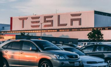 Helicóptero de emissora de TV flagra pátio lotado de carros na fábrica da Tesla