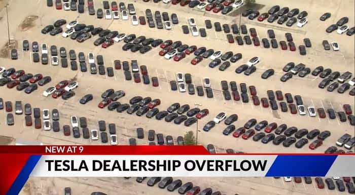 TV-helikopter fångar parkeringsplats full av bilar vid Teslas fabrik