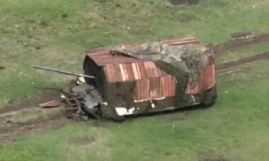 Rússia adota 'tanques-tartaruga' para proteger os veículos de drones na guerra contra a Ucrânia