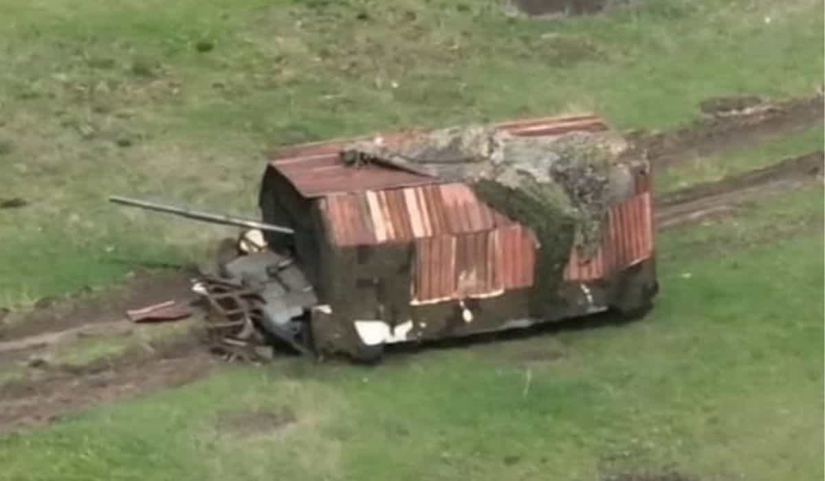 ロシアはウクライナとの戦争で車両をドローンから守るために「カメの戦車」を採用