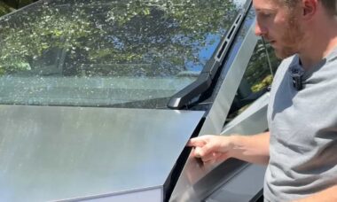 YouTuber fica com o dedo machucado ao testar sensor do porta-malas do Tesla Cybertruck