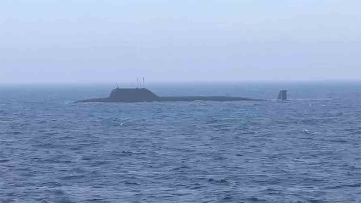 Atomubåde fra Nordflåden affyrer missiler i Barentshavet. Fotos og video: t.me/mod_russia