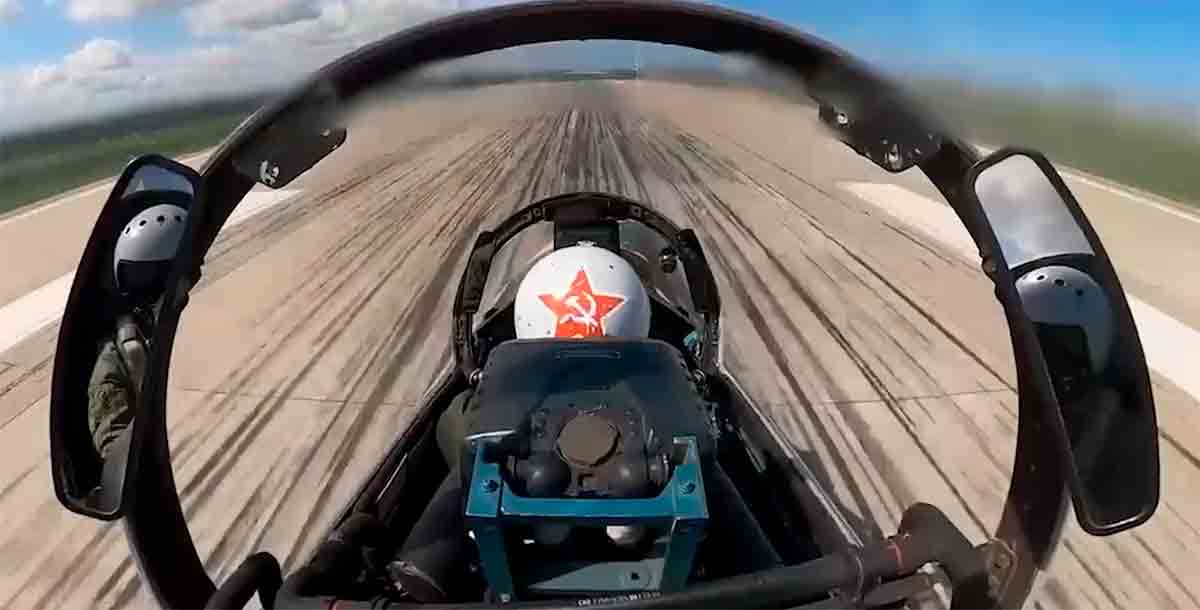 Video: Pilot Rusia Menggunakan Helm dengan Simbol Uni Soviet dalam Serangan terhadap Pasukan Ukraina. Foto dan video: t.me/mod_russia 